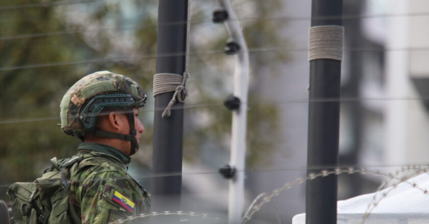 Secuestro de policías, incendios y fugas: Ecuador en su primer día bajo estado de excepción