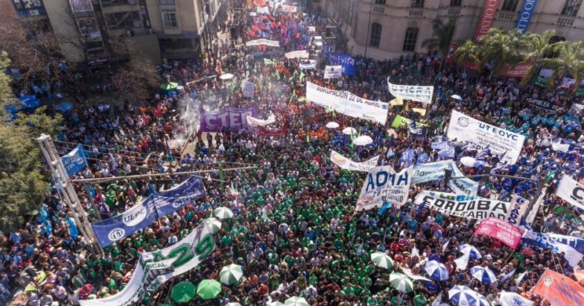 Multitudinaria movilización contra los ajustes de Milei