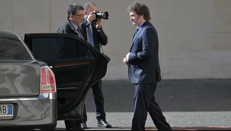 Milei regresó al país en medio de su conflicto con gobernadores
