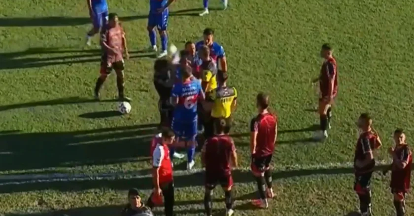 Botellazo, escándalo y bochorno en la Copa Argentina