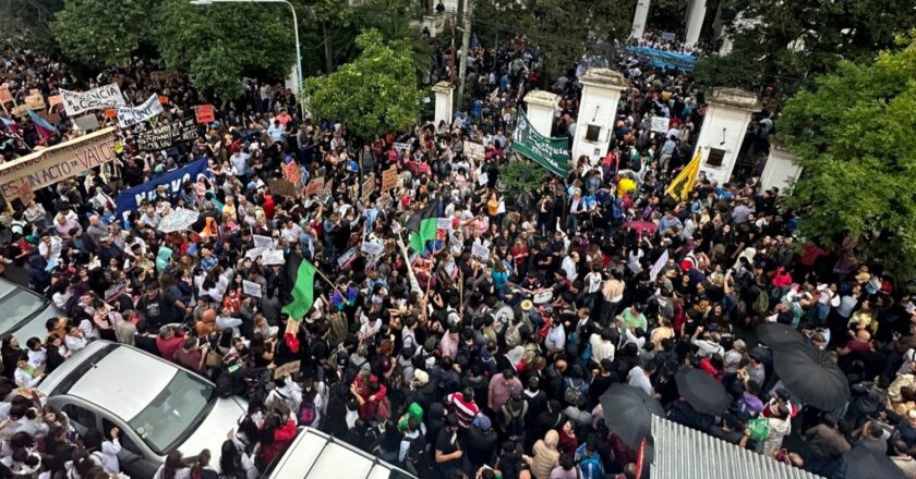 Postales tucumanas de la masiva marcha en defensa de la universidad pública