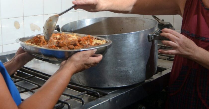 La justicia realizó 27 allanamientos a comedores de los movimientos sociales