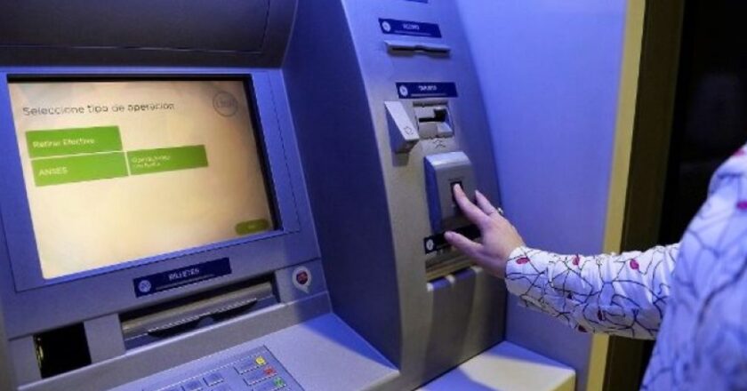 El impacto de la recesión: se cerraron más de 60.000 cuentas sueldo en abril