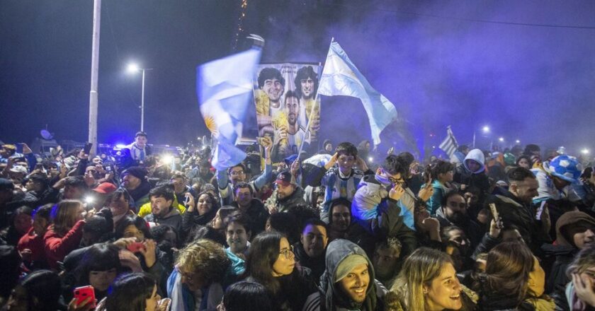 Miles de personas recibieron a la Selección argentina en Ezeiza