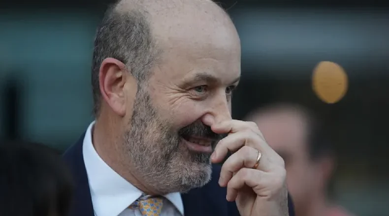 Sturzenegger prepara un decreto para eliminar 60 entes del Estado
