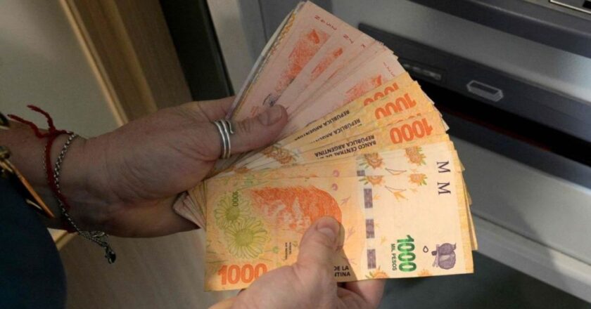 El Gobierno aumentó el salario mínimo solo un 15% y es el más bajo en 30 años