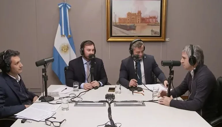 Blanqueo: desesperado por los dólares, Caputo apura una tarjeta de débito en moneda estadounidense