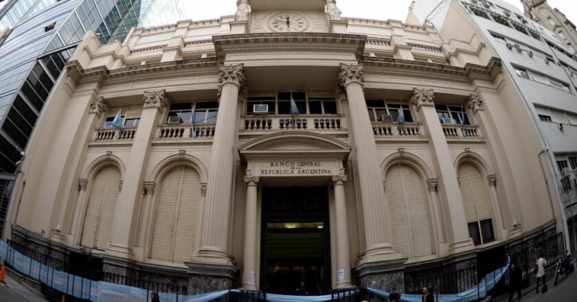 El Gobierno también sufrió en los mercados y crecen los pedidos para devaluar
