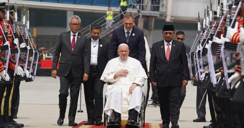 Arrestan en Indonesia a siete sospechosos de querer asesinar al papa Francisco con arcos y flechas