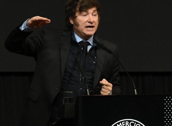 El veto a las jubilaciones aceleró una caída en la aprobación a Milei