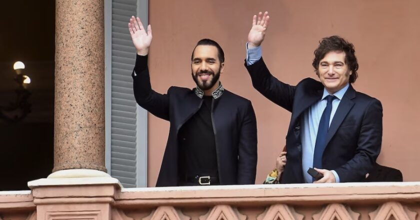 Javier Milei mantuvo una bilateral con Nayib Bukele y salieron a saludar en la balcón de la Casa Rosada
