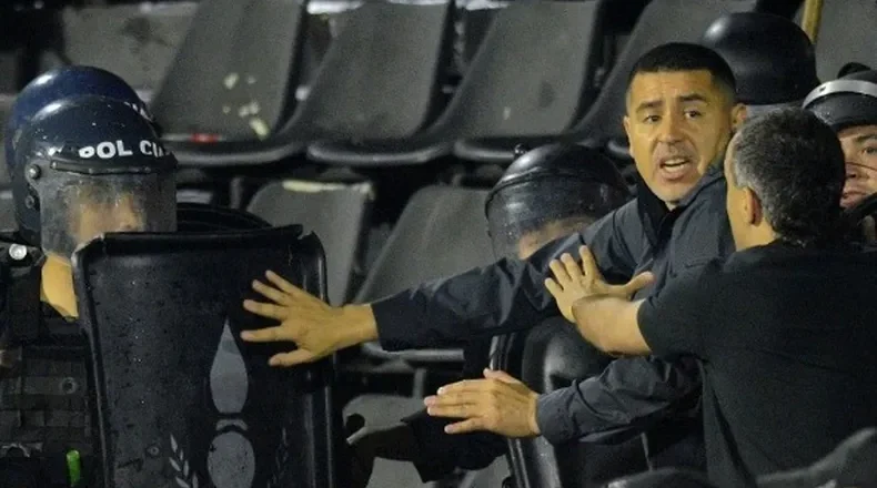 Riquelme se metió en la tribuna para separar a los hinchas que se enfrentaban con la Policía