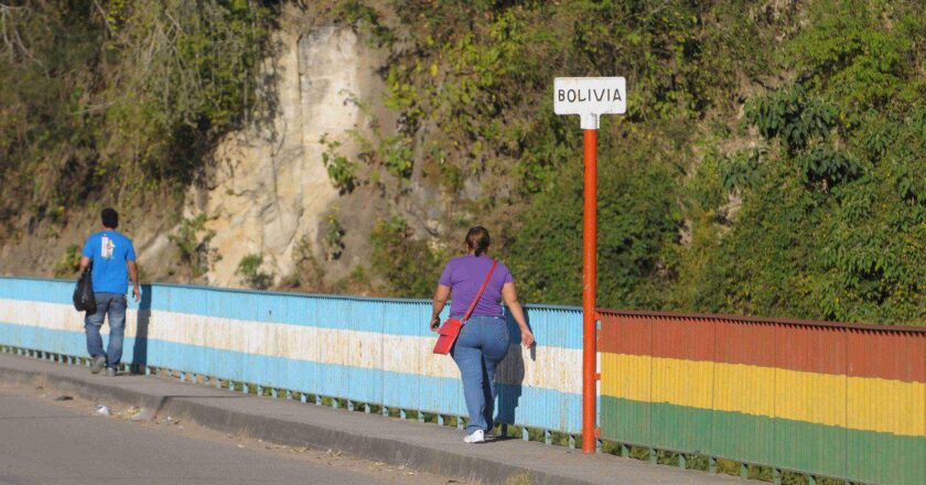 Lo atamo con alambre