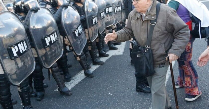 Cobardes: el Gobierno impuso el protocolo antipiquetes a la marcha de jubilados