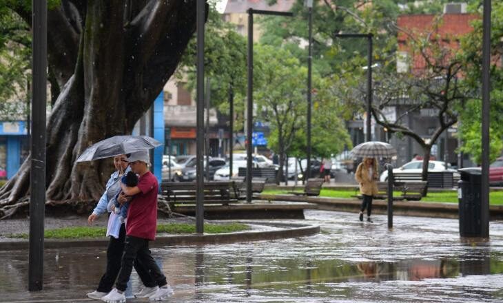 Tucumán: llueve con de todo y hay alerta