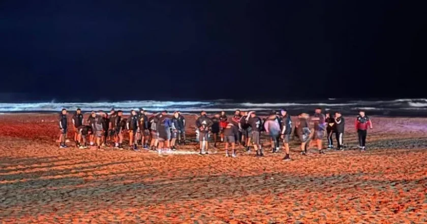La insólita pretemporada de Riestra con entrenamientos a la madrugada y en la playa