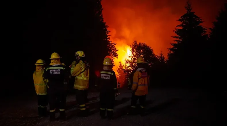 Echando leña al fuego