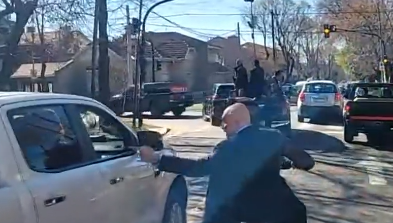 ¡URGENTE! Agredieron a Milei en una caravana