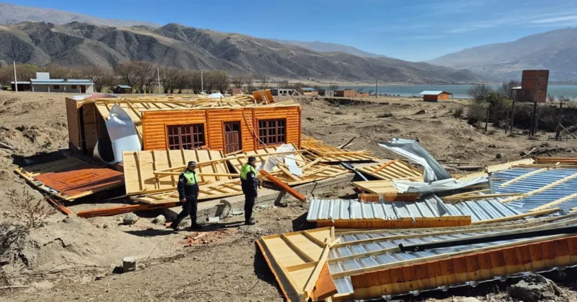 El Mollar: viento zonda y destrozos