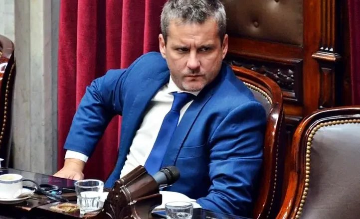 Campero fue increpado por docentes en la UNT y se escapó