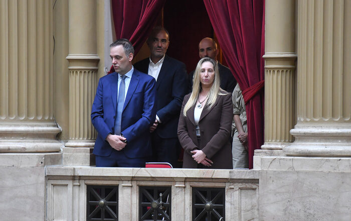 Prohibido hablar, escuchar o pensar