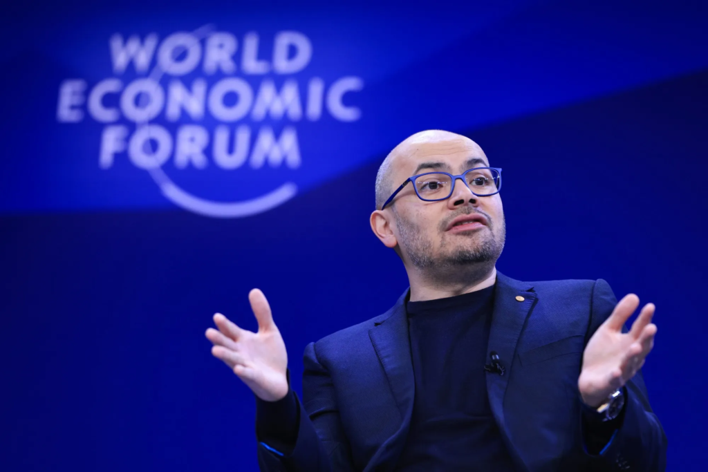 Davos y la IA: el CEO de DeepMind reconoce los límites de la IA y posterga la llegada de la AGI