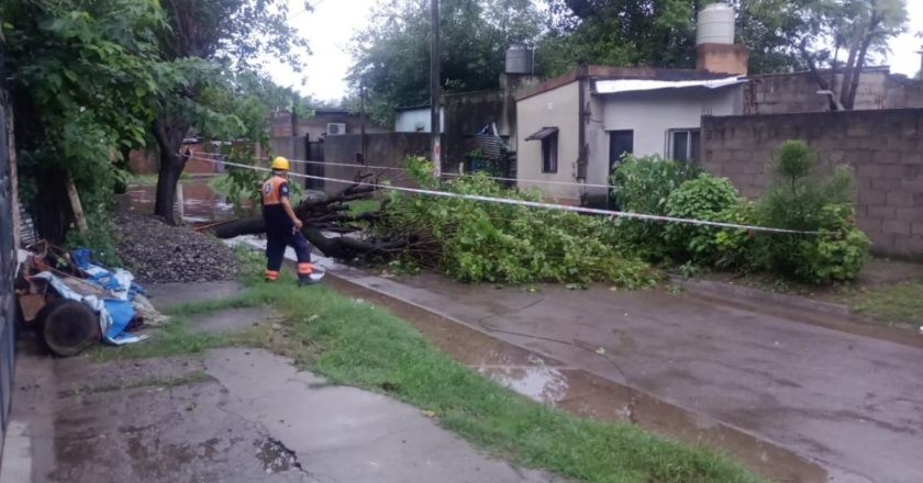 Temporal en el sur tucumano: vecinos luchan contra el agua y la falta de electricidad