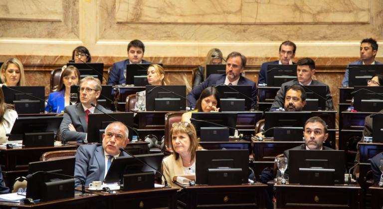 El Senado debate una polémica reforma laboral en Argentina en medio de fuertes movilizaciones