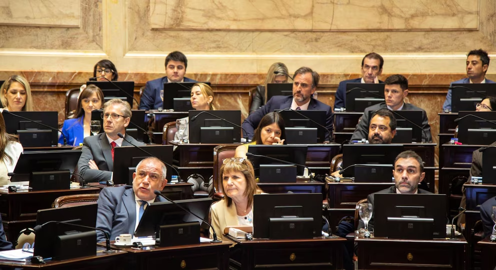 El Senado debate una polémica reforma laboral en Argentina en medio de fuertes movilizaciones
