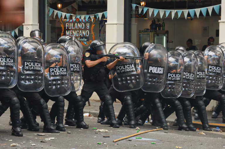 Más de 300 heridos y decenas de detenidos en una jornada de fuerte tensión por la reforma laboral