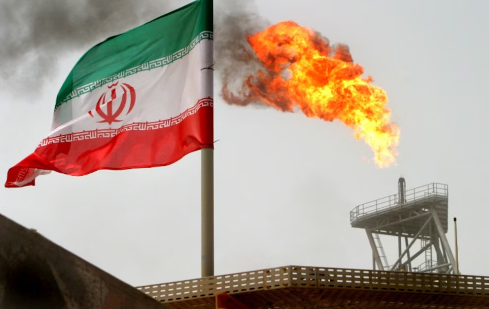 El petróleo baja mientras crecen las expectativas por un acuerdo entre Estados Unidos e Irán