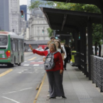 El Gobierno amenaza con quitarles la personería a los gremios de trenes y colectivos si adhieren al paro