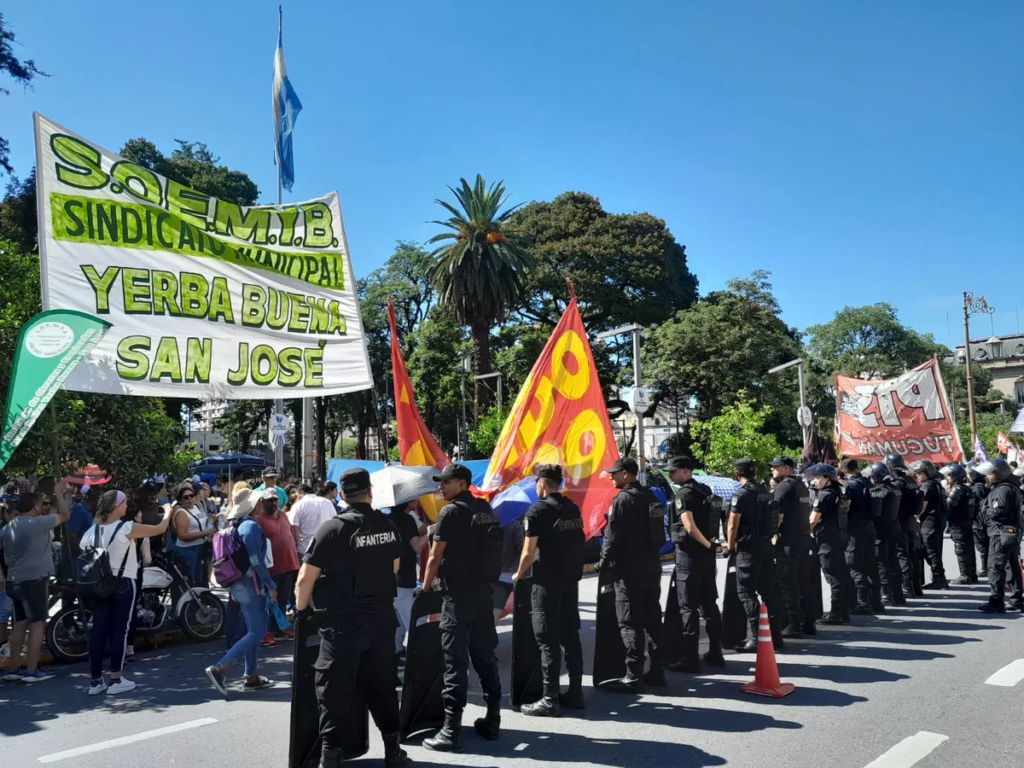 Trabajadores y organizaciones cortan calles y protestan en Tucumán por la reforma laboral