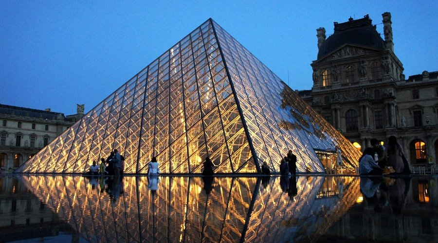 El Parlamento de Francia inició un fuerte cuestionamiento a la gestión del Museo del Louvre tras el millonario robo de joyas