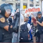 La policía reprime protestas de trabajadores despedidos que cortaron la 9 de Julio