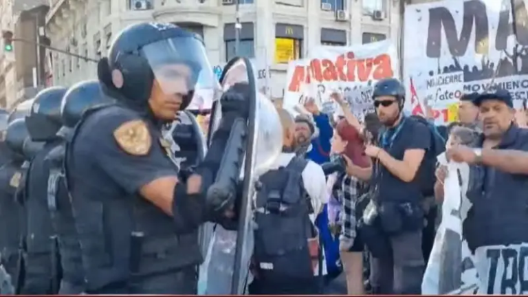 La policía reprime protestas de trabajadores despedidos que cortaron la 9 de Julio