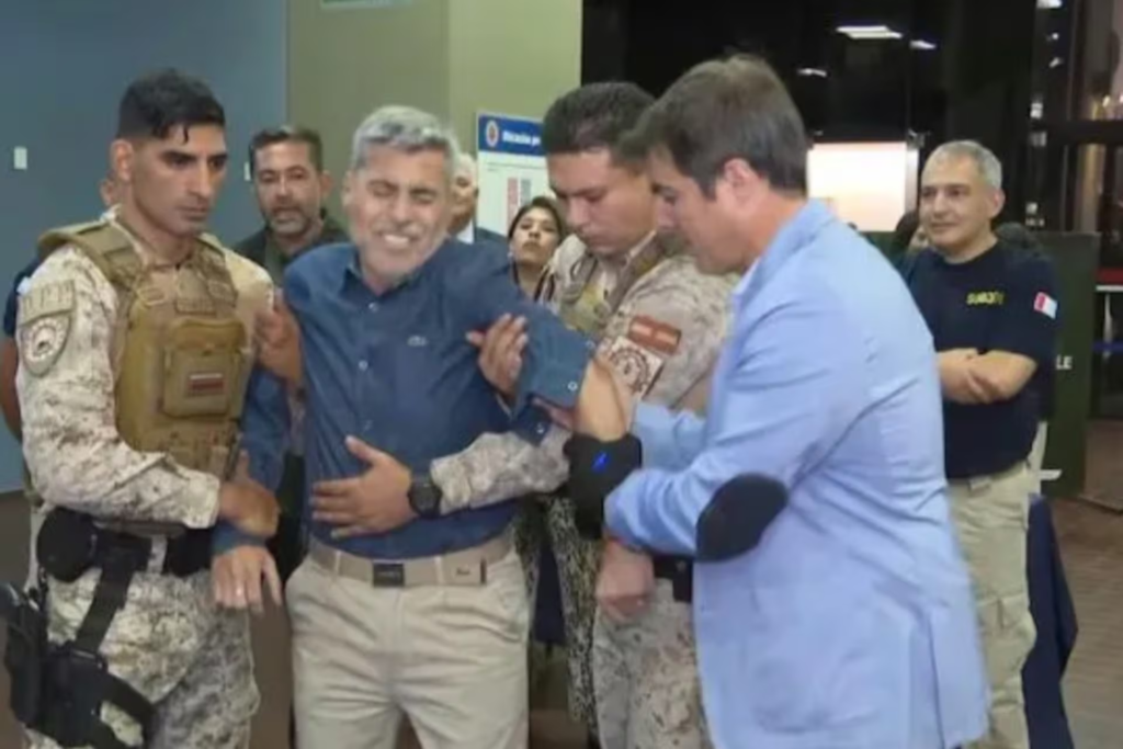 “No se aguanta”: la insólita prueba del ministro de Seguridad con un guante eléctrico