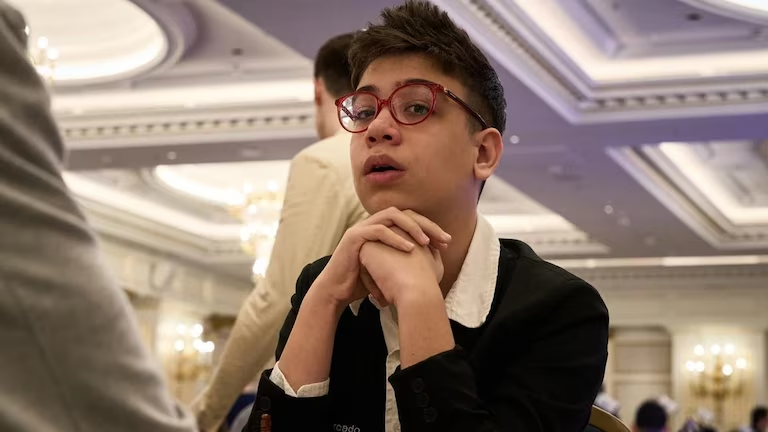 Faustino Oro busca coronarse como el gran maestro más joven de la historia