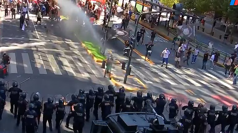 Trabajadores de FATE enfrentan a la Policía en la Secretaría de Trabajo